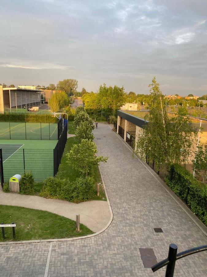 Contemporary Trumpington Apartment With Self Check-In ,Free On-Site Parking, Terrace, Super Fast Wifi & 5 Mins Drive To Papworth & Addenbrookes Hospitals Cambridge  Eksteriør billede