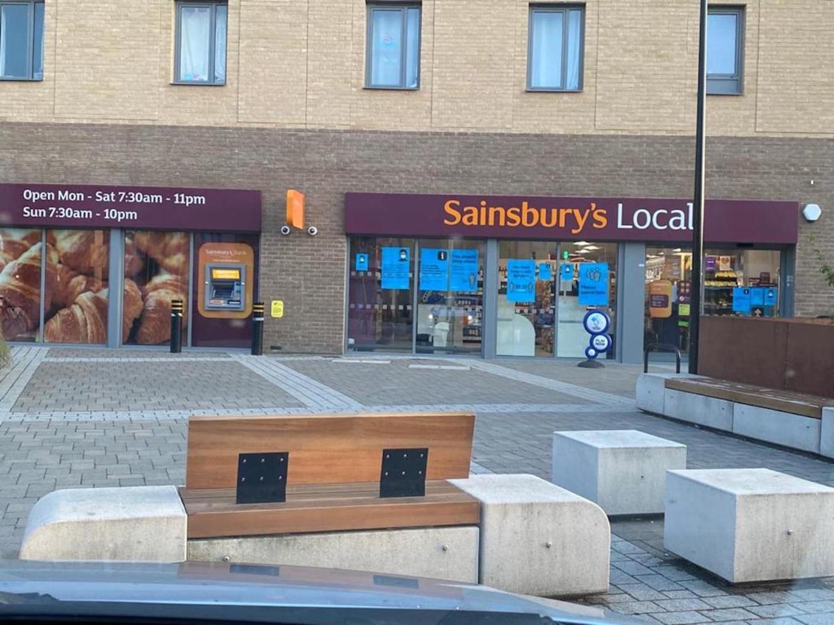 Contemporary Trumpington Apartment With Self Check-In ,Free On-Site Parking, Terrace, Super Fast Wifi & 5 Mins Drive To Papworth & Addenbrookes Hospitals Cambridge  Eksteriør billede