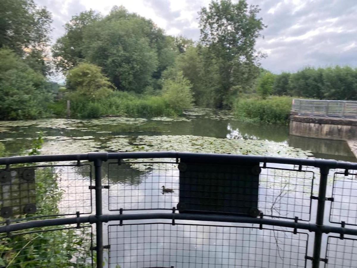 Contemporary Trumpington Apartment With Self Check-In ,Free On-Site Parking, Terrace, Super Fast Wifi & 5 Mins Drive To Papworth & Addenbrookes Hospitals Cambridge  Eksteriør billede
