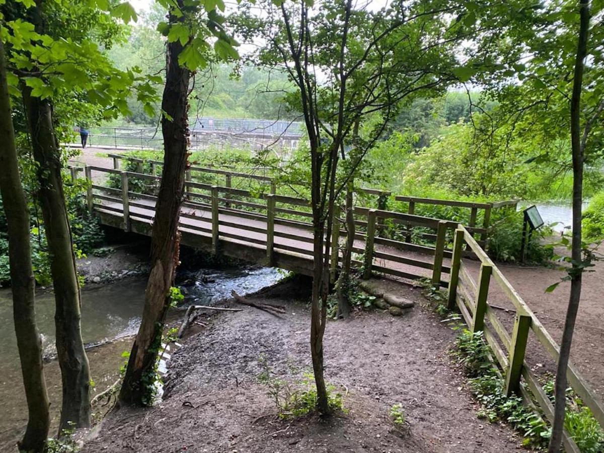 Contemporary Trumpington Apartment With Self Check-In ,Free On-Site Parking, Terrace, Super Fast Wifi & 5 Mins Drive To Papworth & Addenbrookes Hospitals Cambridge  Eksteriør billede