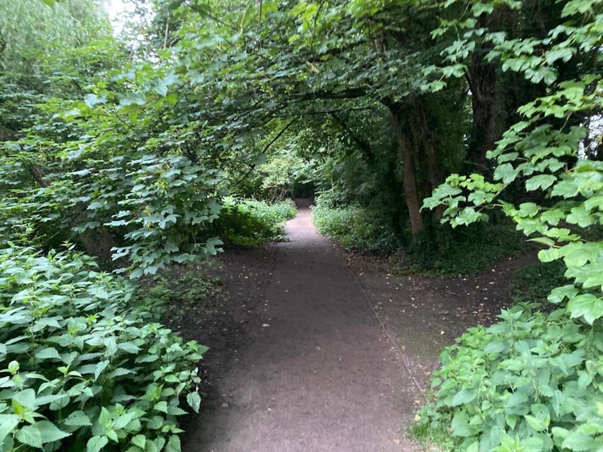 Contemporary Trumpington Apartment With Self Check-In ,Free On-Site Parking, Terrace, Super Fast Wifi & 5 Mins Drive To Papworth & Addenbrookes Hospitals Cambridge  Eksteriør billede