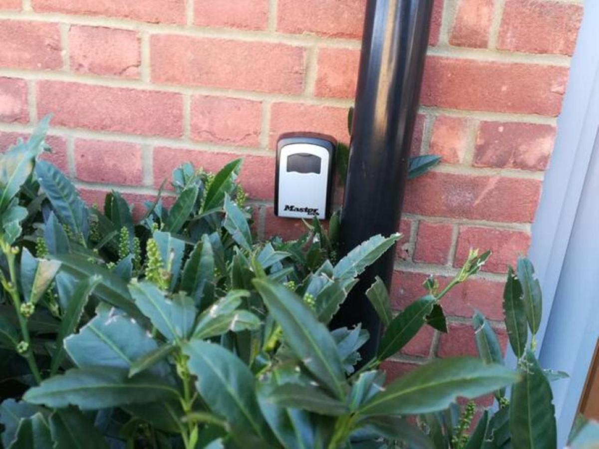 Contemporary Trumpington Apartment With Self Check-In ,Free On-Site Parking, Terrace, Super Fast Wifi & 5 Mins Drive To Papworth & Addenbrookes Hospitals Cambridge  Eksteriør billede
