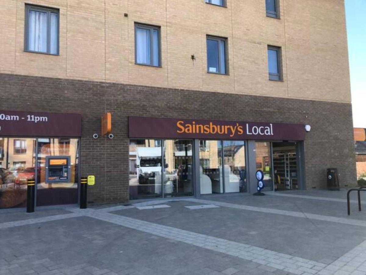 Contemporary Trumpington Apartment With Self Check-In ,Free On-Site Parking, Terrace, Super Fast Wifi & 5 Mins Drive To Papworth & Addenbrookes Hospitals Cambridge  Eksteriør billede