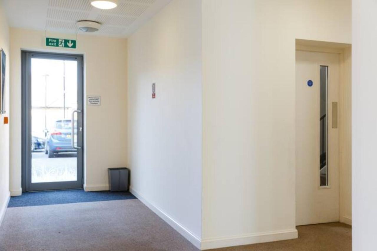 Contemporary Trumpington Apartment With Self Check-In ,Free On-Site Parking, Terrace, Super Fast Wifi & 5 Mins Drive To Papworth & Addenbrookes Hospitals Cambridge  Eksteriør billede