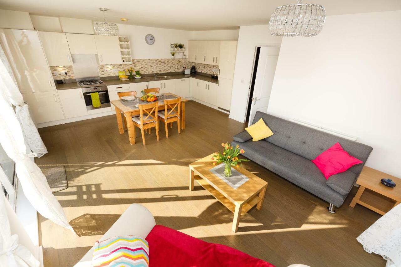 Contemporary Trumpington Apartment With Self Check-In ,Free On-Site Parking, Terrace, Super Fast Wifi & 5 Mins Drive To Papworth & Addenbrookes Hospitals Cambridge  Eksteriør billede