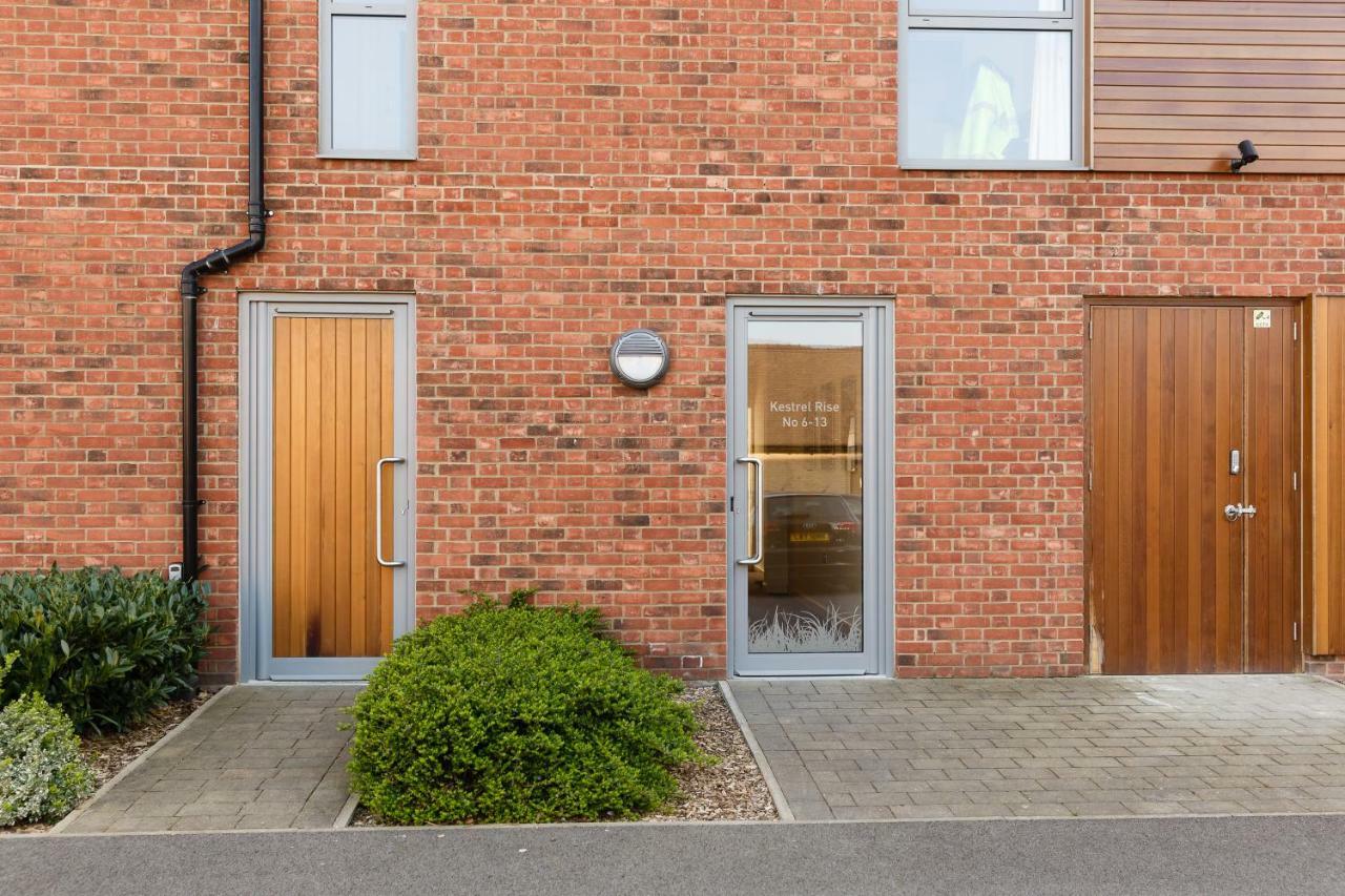 Contemporary Trumpington Apartment With Self Check-In ,Free On-Site Parking, Terrace, Super Fast Wifi & 5 Mins Drive To Papworth & Addenbrookes Hospitals Cambridge  Eksteriør billede