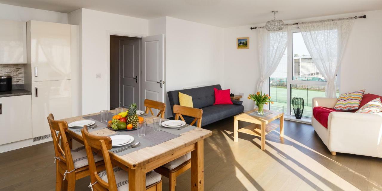 Contemporary Trumpington Apartment With Self Check-In ,Free On-Site Parking, Terrace, Super Fast Wifi & 5 Mins Drive To Papworth & Addenbrookes Hospitals Cambridge  Eksteriør billede