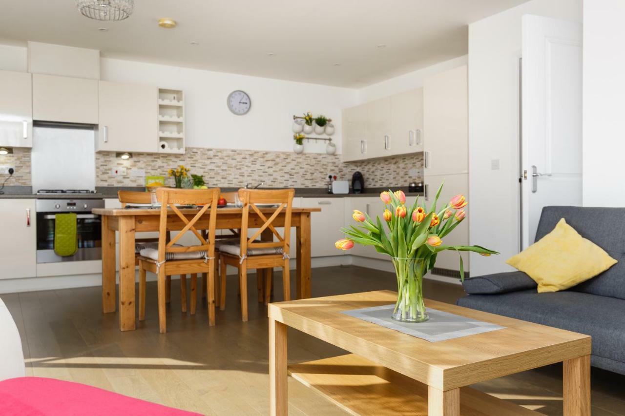 Contemporary Trumpington Apartment With Self Check-In ,Free On-Site Parking, Terrace, Super Fast Wifi & 5 Mins Drive To Papworth & Addenbrookes Hospitals Cambridge  Eksteriør billede