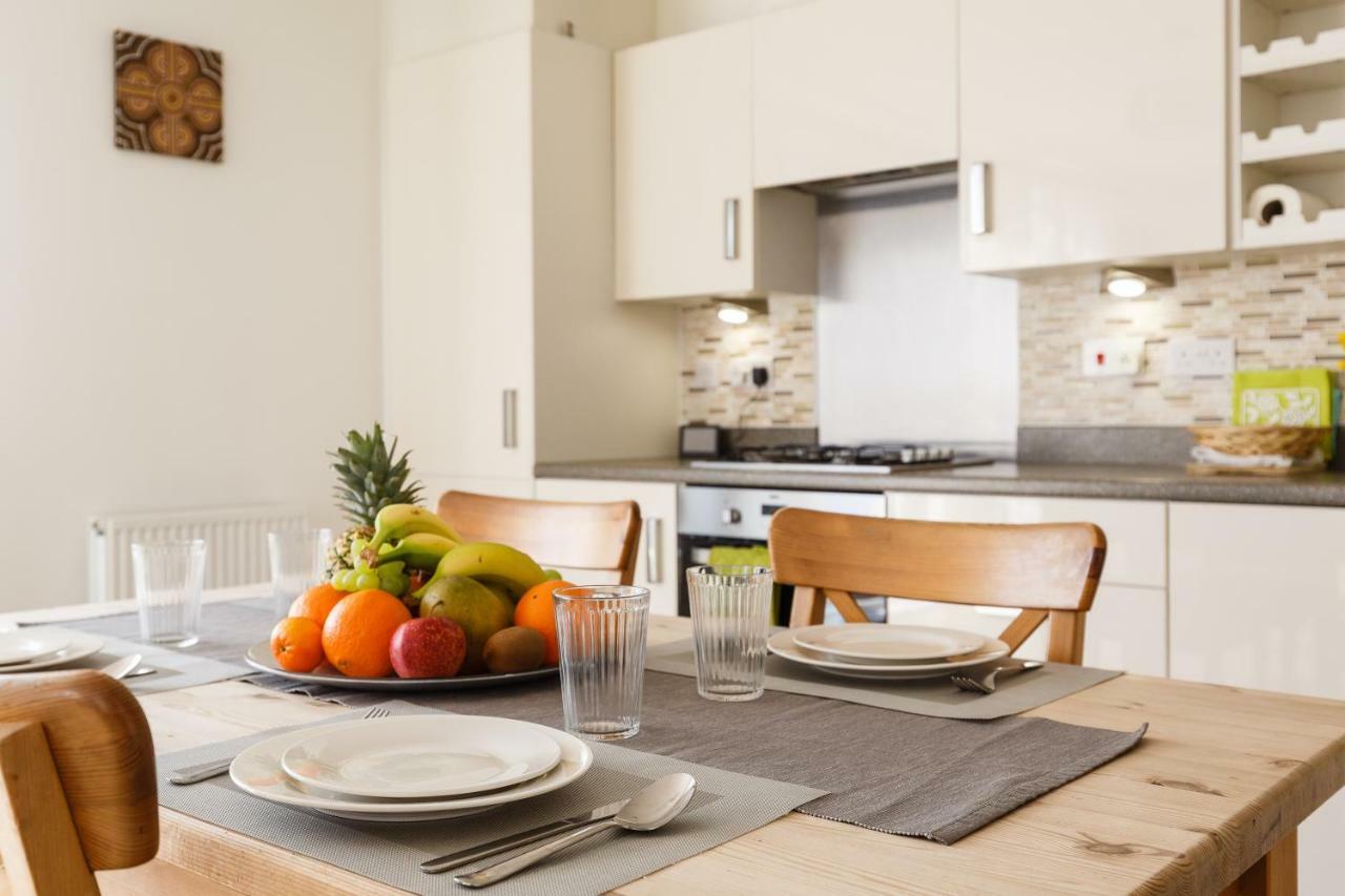 Contemporary Trumpington Apartment With Self Check-In ,Free On-Site Parking, Terrace, Super Fast Wifi & 5 Mins Drive To Papworth & Addenbrookes Hospitals Cambridge  Eksteriør billede