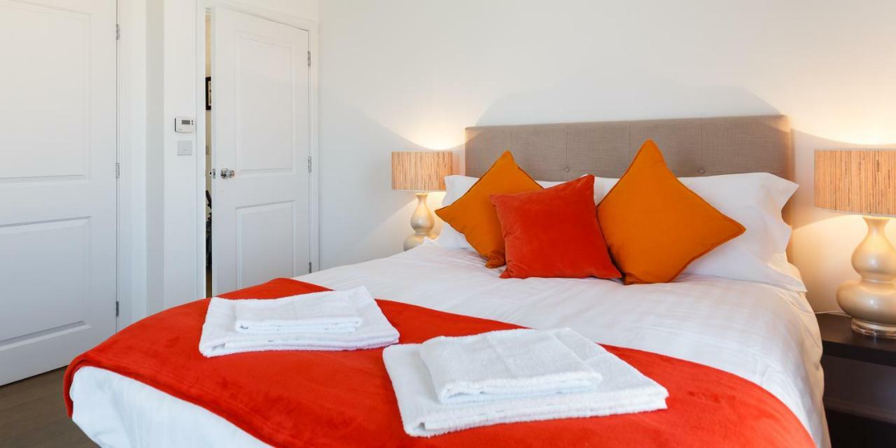 Contemporary Trumpington Apartment With Self Check-In ,Free On-Site Parking, Terrace, Super Fast Wifi & 5 Mins Drive To Papworth & Addenbrookes Hospitals Cambridge  Eksteriør billede