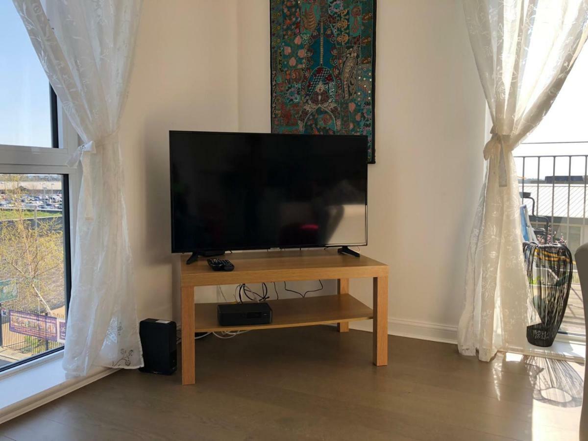 Contemporary Trumpington Apartment With Self Check-In ,Free On-Site Parking, Terrace, Super Fast Wifi & 5 Mins Drive To Papworth & Addenbrookes Hospitals Cambridge  Eksteriør billede