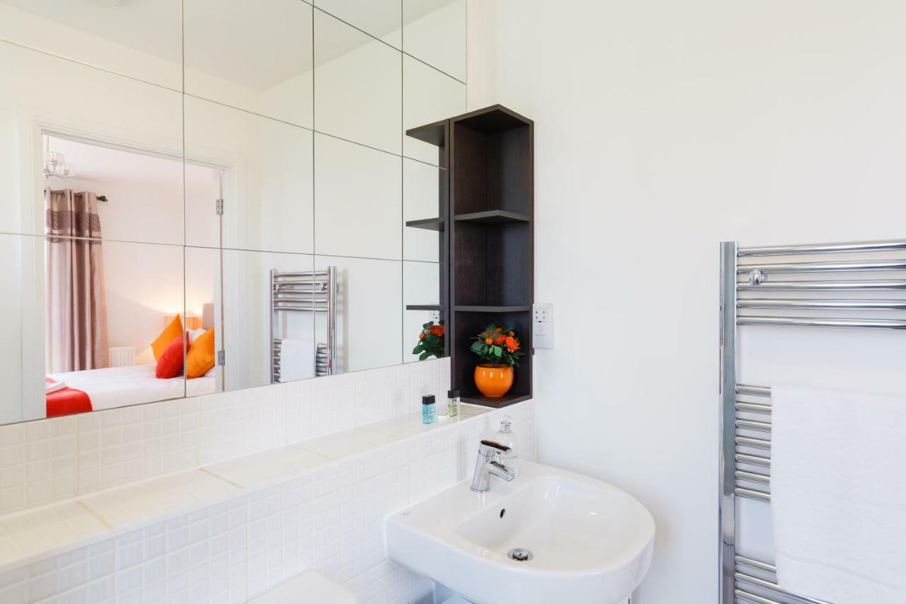 Contemporary Trumpington Apartment With Self Check-In ,Free On-Site Parking, Terrace, Super Fast Wifi & 5 Mins Drive To Papworth & Addenbrookes Hospitals Cambridge  Eksteriør billede