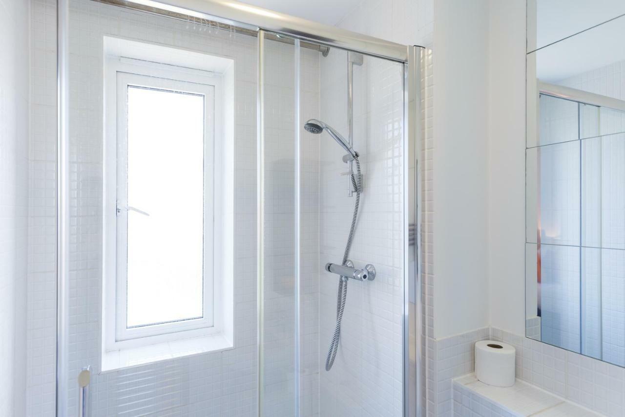 Contemporary Trumpington Apartment With Self Check-In ,Free On-Site Parking, Terrace, Super Fast Wifi & 5 Mins Drive To Papworth & Addenbrookes Hospitals Cambridge  Eksteriør billede