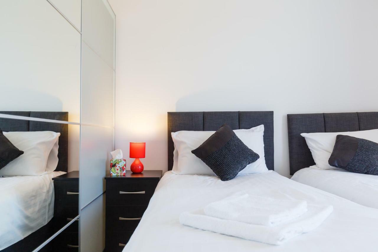 Contemporary Trumpington Apartment With Self Check-In ,Free On-Site Parking, Terrace, Super Fast Wifi & 5 Mins Drive To Papworth & Addenbrookes Hospitals Cambridge  Eksteriør billede
