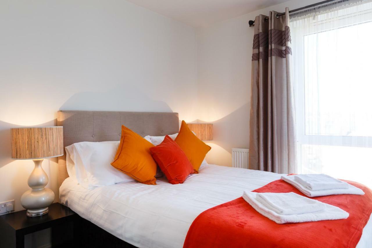 Contemporary Trumpington Apartment With Self Check-In ,Free On-Site Parking, Terrace, Super Fast Wifi & 5 Mins Drive To Papworth & Addenbrookes Hospitals Cambridge  Eksteriør billede