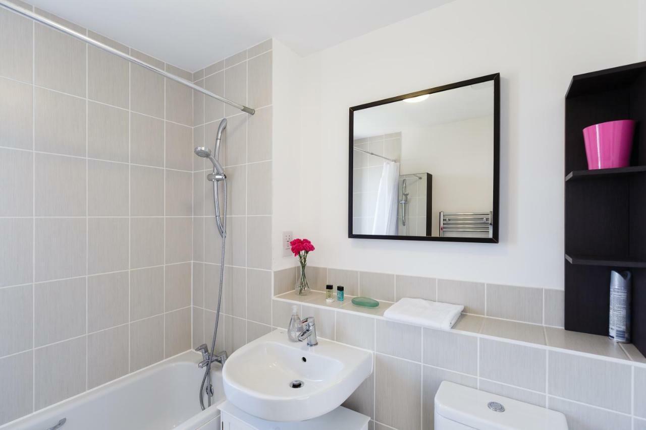 Contemporary Trumpington Apartment With Self Check-In ,Free On-Site Parking, Terrace, Super Fast Wifi & 5 Mins Drive To Papworth & Addenbrookes Hospitals Cambridge  Eksteriør billede