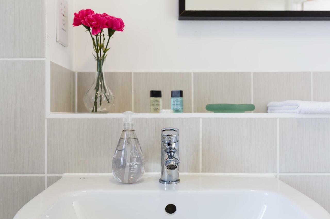 Contemporary Trumpington Apartment With Self Check-In ,Free On-Site Parking, Terrace, Super Fast Wifi & 5 Mins Drive To Papworth & Addenbrookes Hospitals Cambridge  Eksteriør billede