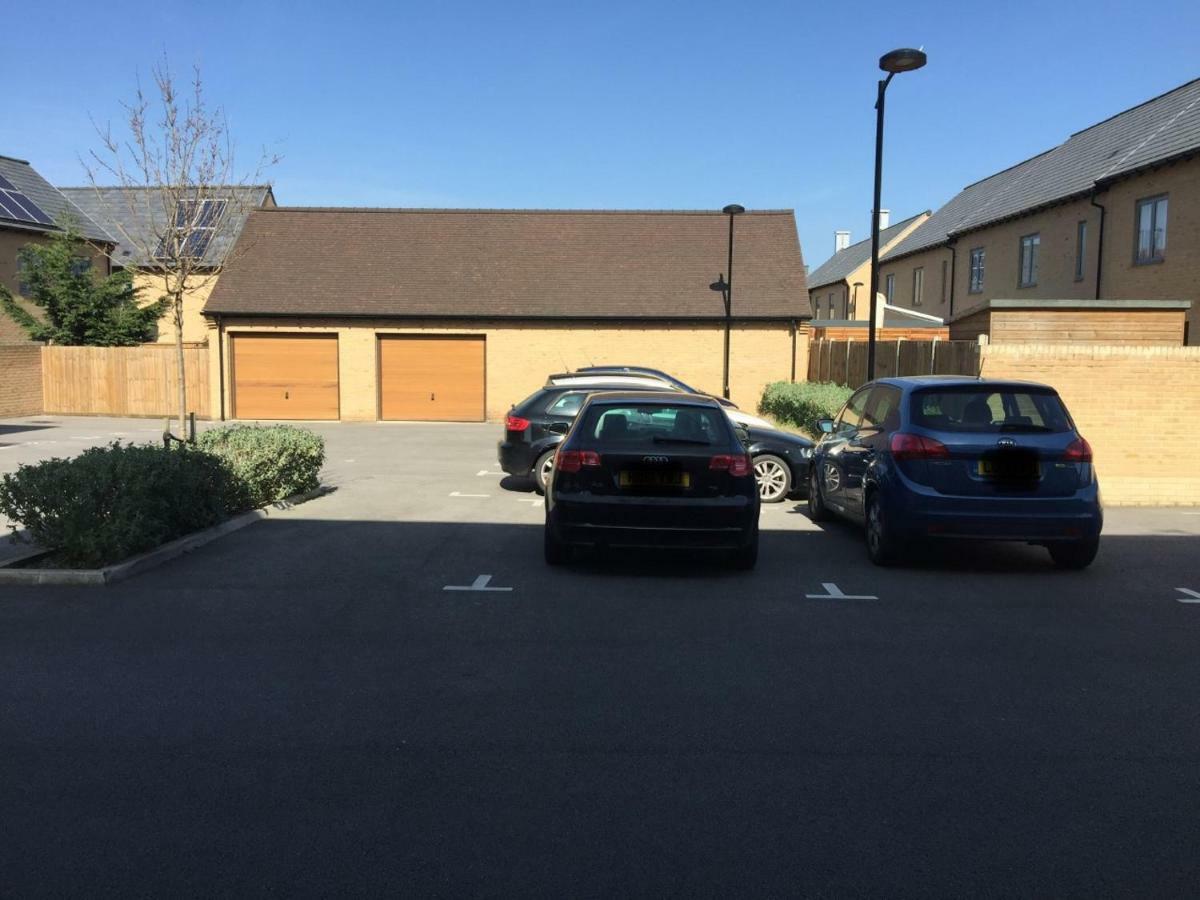 Contemporary Trumpington Apartment With Self Check-In ,Free On-Site Parking, Terrace, Super Fast Wifi & 5 Mins Drive To Papworth & Addenbrookes Hospitals Cambridge  Eksteriør billede